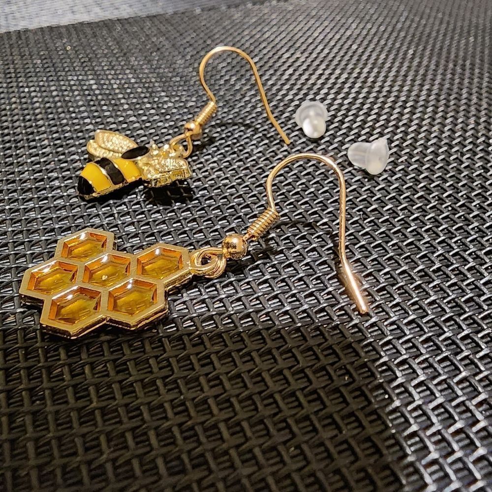 Bumblebee and Honeycomb Pendant Earrings - Picture 4 of 5